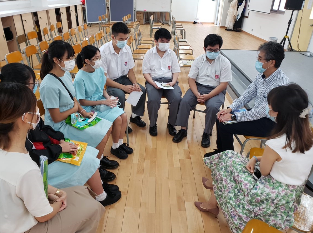 修讀日文科的同學以日語與長友先生進行小組交流