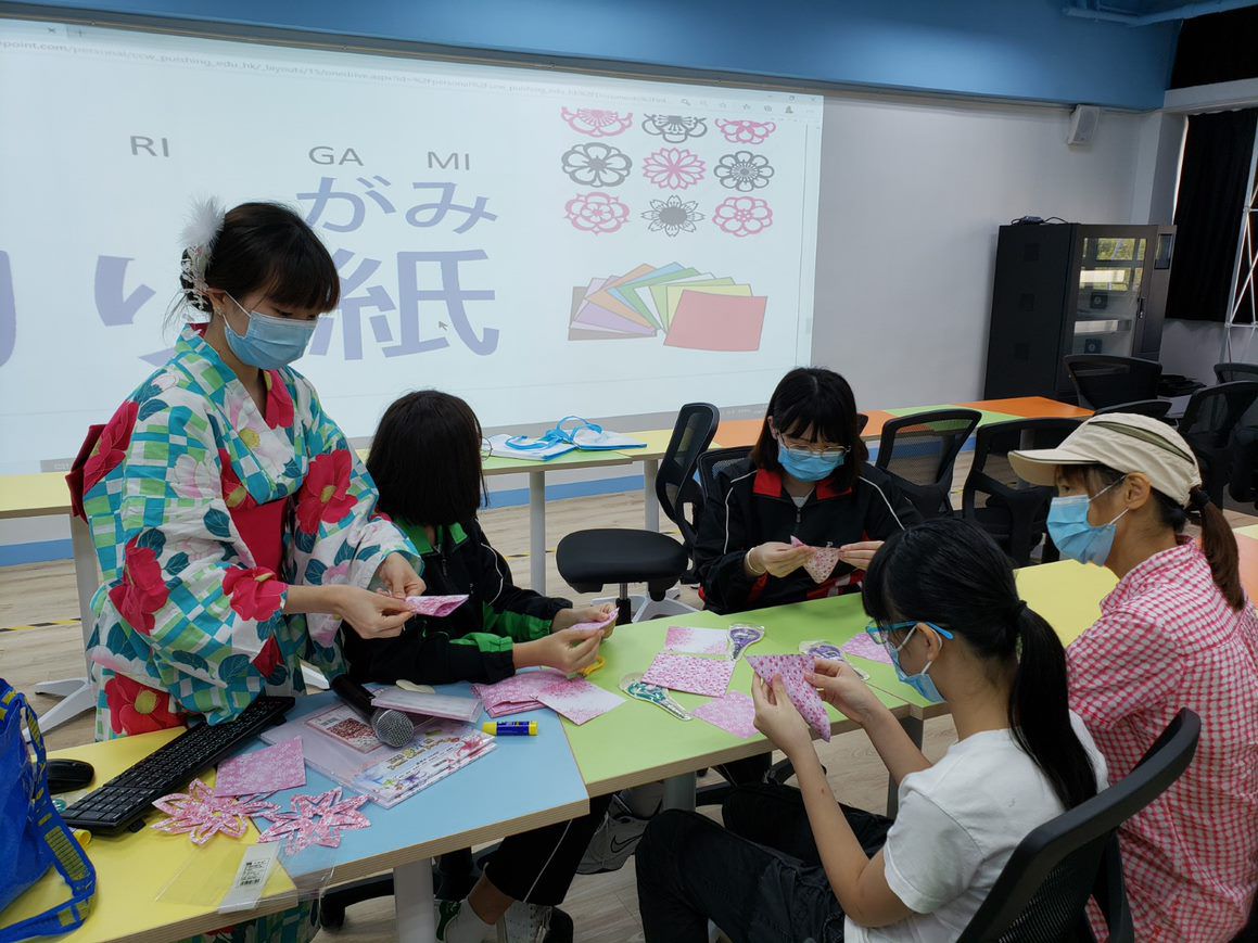 1日語老師陳老師教導參加者日本傳統剪紙