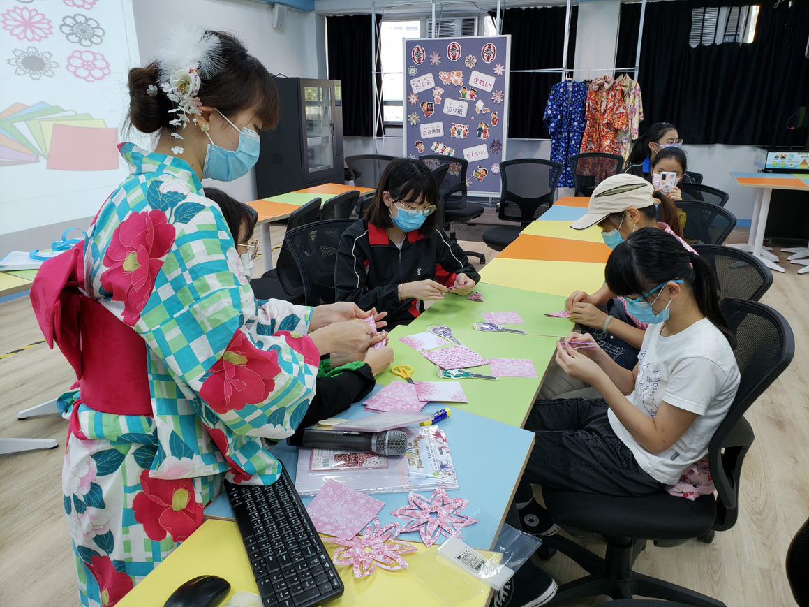 2參加者正製作日本傳統剪紙