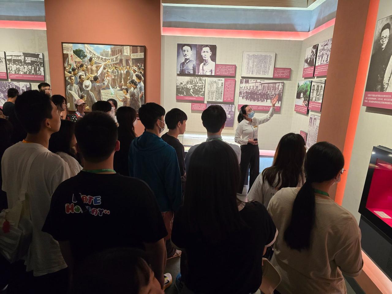 導賞員正在講解東江縱隊在香港的營救大行動