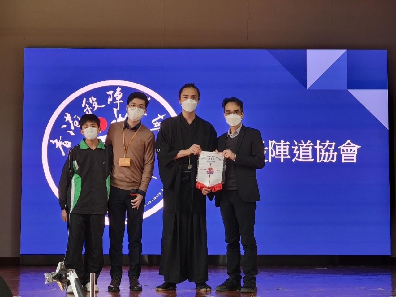 本校郭校長向香港殺陣道協會代表致送紀念錦旗