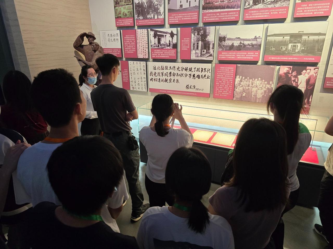 同學們對館內的文物趣味盎然