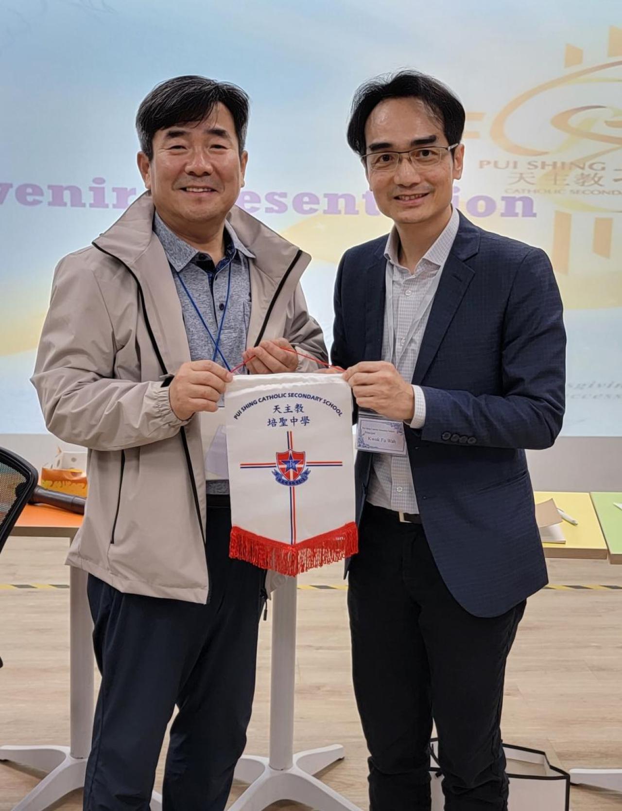 郭富華校長致送錦旗予仁川廣域市教育廳科長鄭德根先生