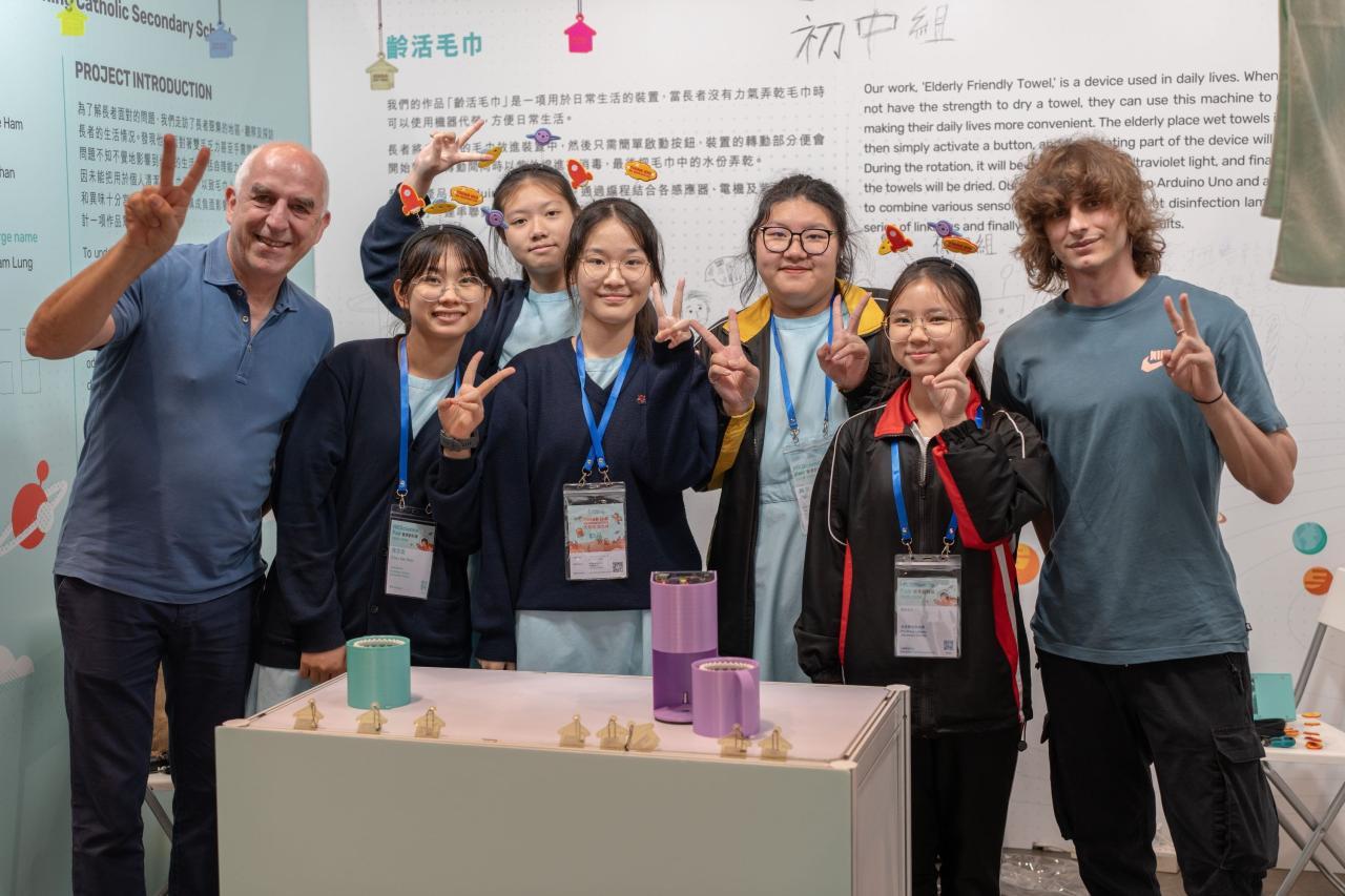 2A 陳思涵、2B 吳喬恩、2B 曾鈺涵、3B 陳熹及2B鄭巧妍與參觀人士合照。