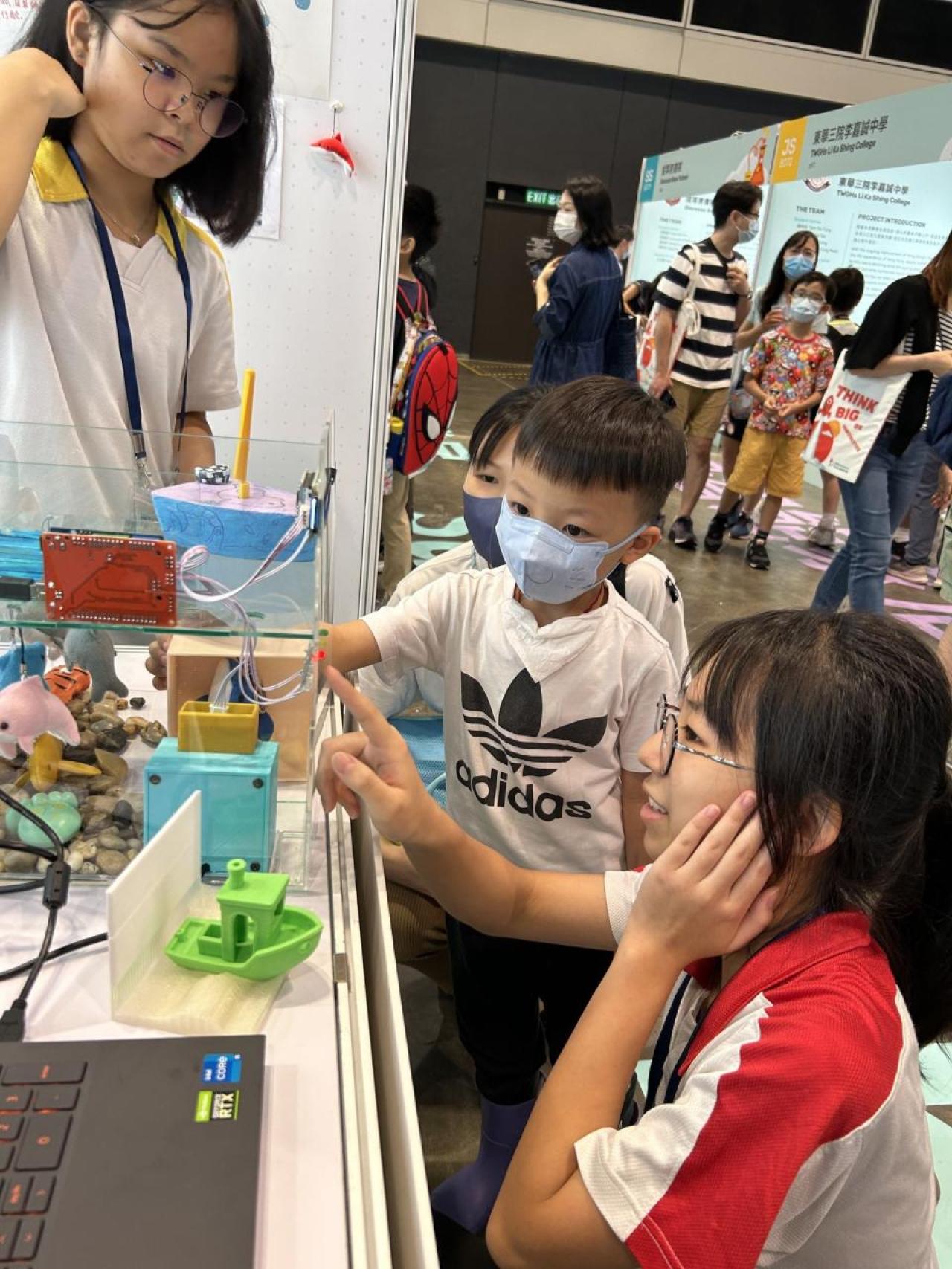 3A呂晶晶運用有趣的身體語言和技巧，向小朋友講解作品如何運作。