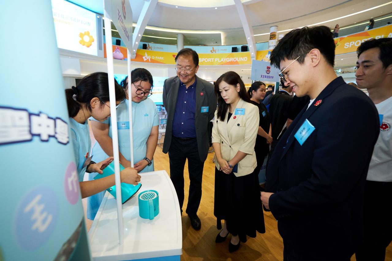 3A陳思涵及4B陳熹正在向立法會議員介紹「齡活毛巾」