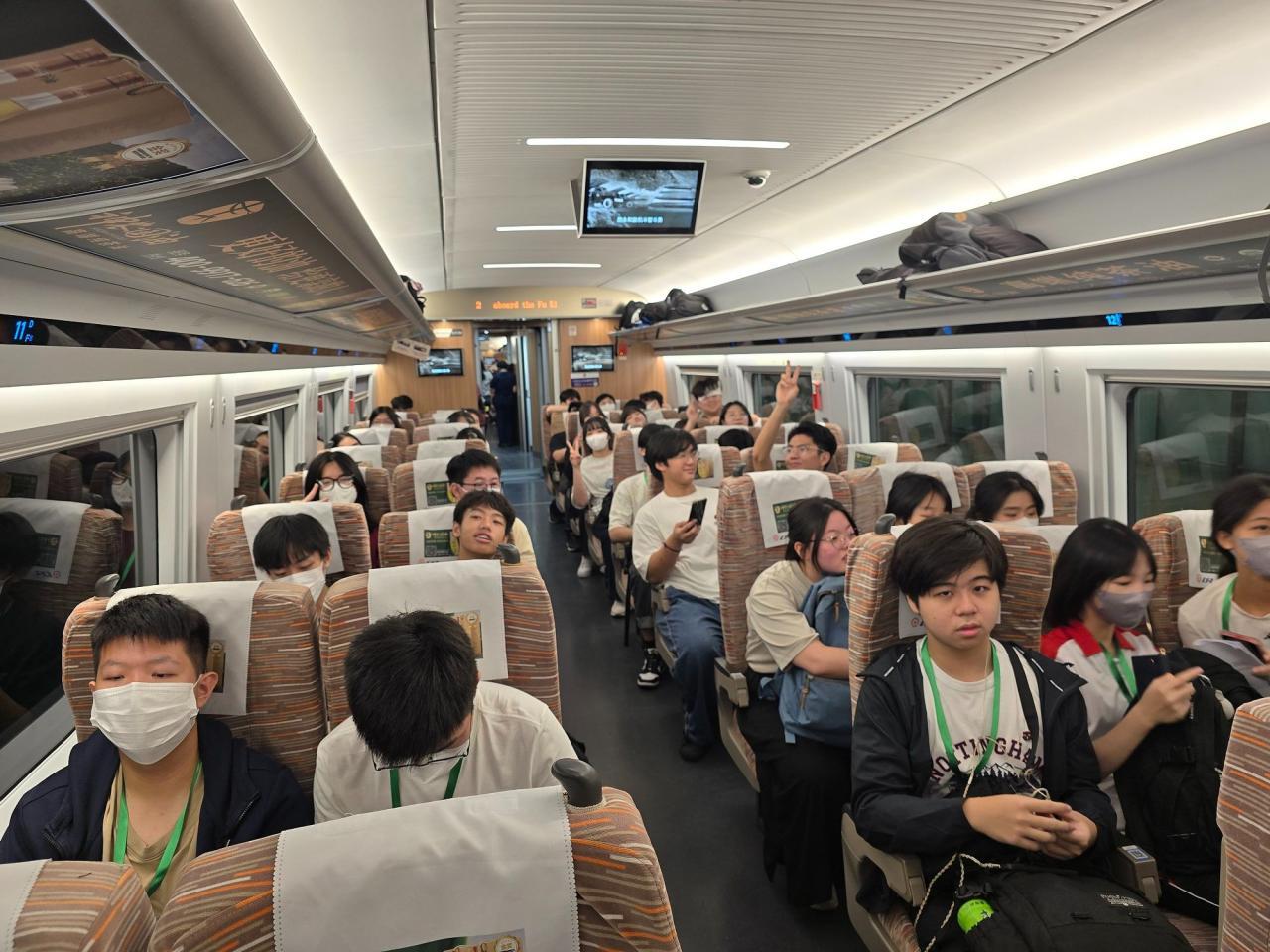 高鐵車廂內的辛辛學子