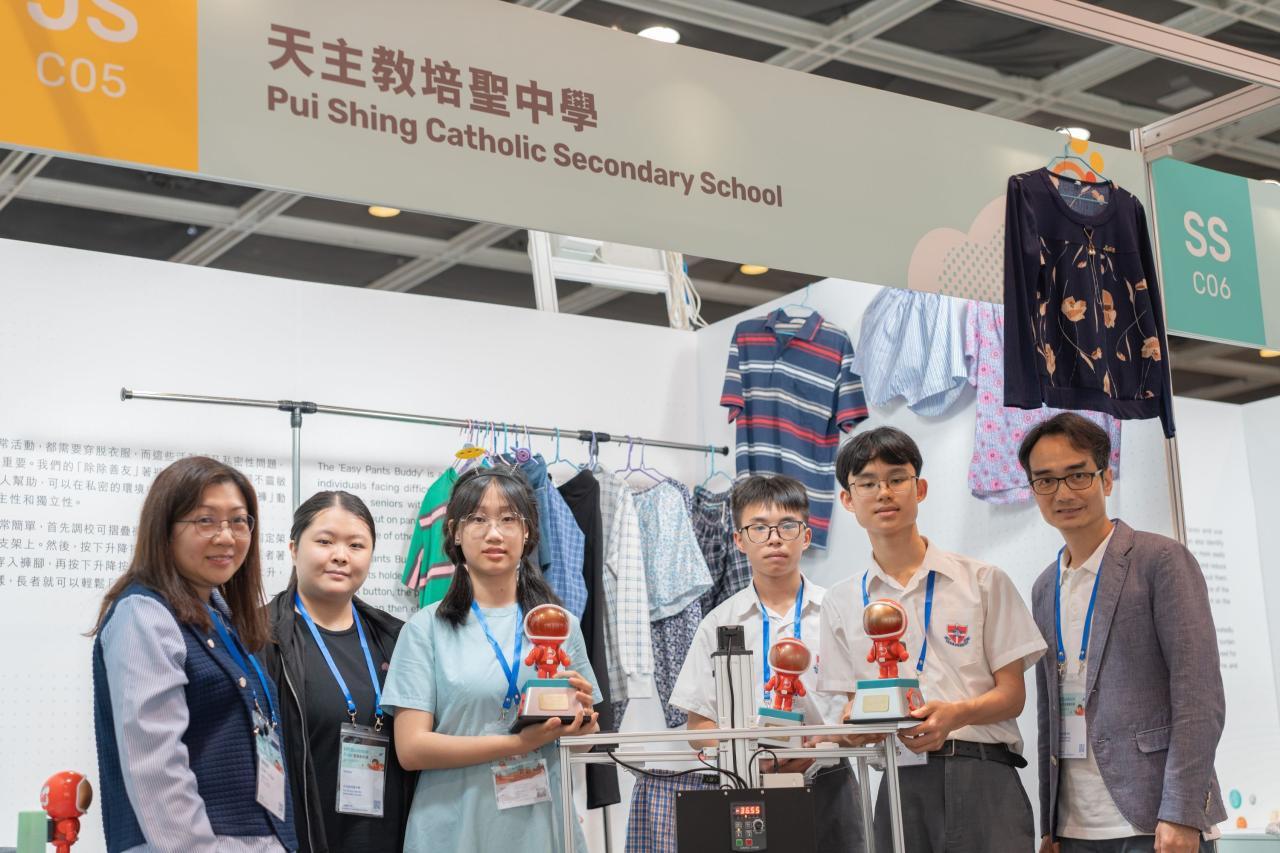 3B何悅晴、3B楊俊彬及3E徐煒信憑作品「除除善友」榮獲初中組金獎。