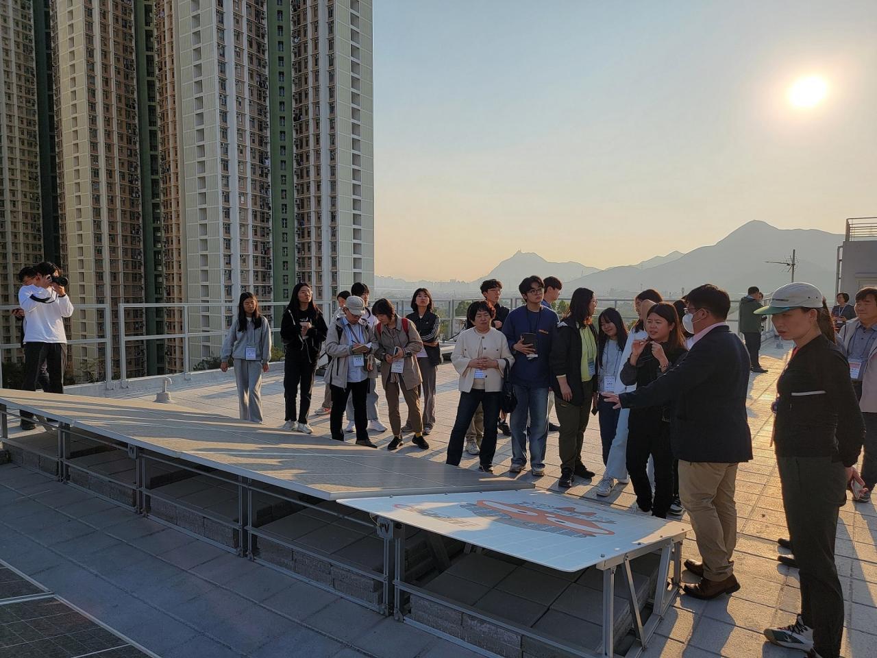 參訪團參觀本校設於天台的太楊能板環保設施