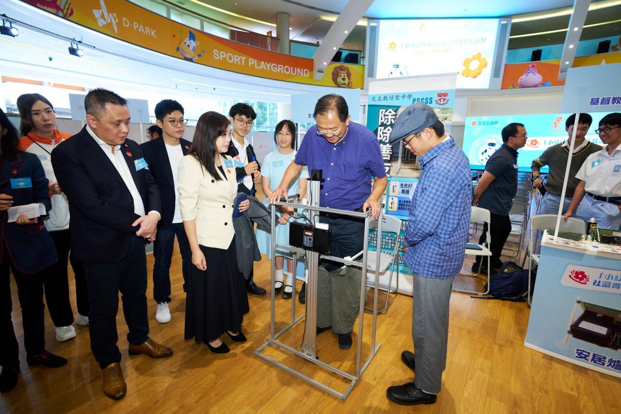 立法會議員黃錦輝先生試用「除除善友」著褲機