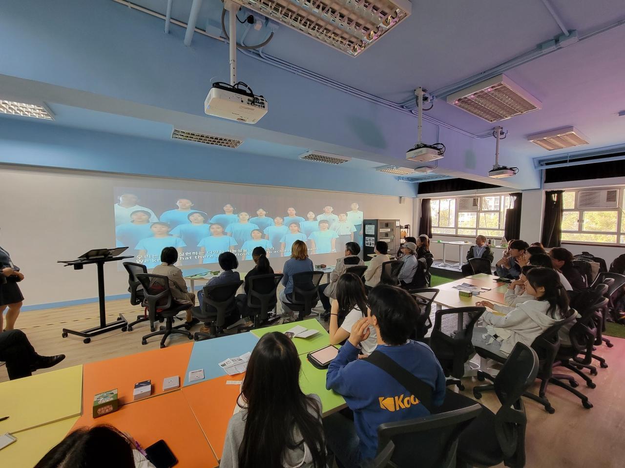 參訪團欣賞配有韓文字幕的校慶主題曲「培」你飛翔MV