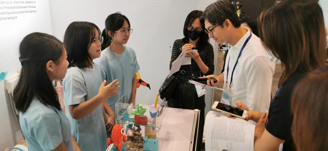 獲獎同學接受不同媒體訪問，分享獲獎感受。