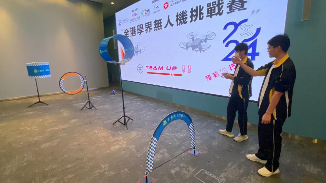 4C林俊宏操控無人機穿越障礙物_4A郭曉翹從旁給予指示