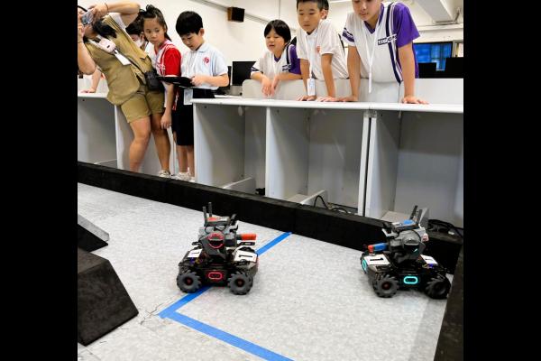 同學積極參與機甲工比賽