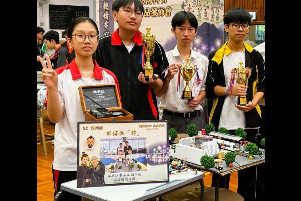 獲獎同學與郭校長、周校長合照