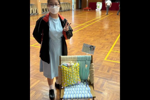 「鬆緊之間」：學生與其創作的藝術品合照