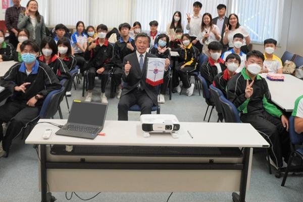 到訪日本駐港領事館與岡田總領事合照