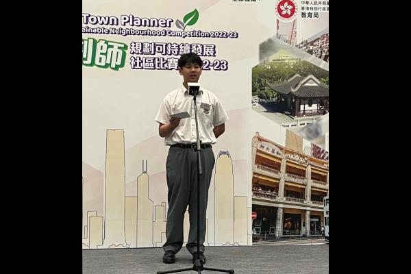 1A吳家希同學代表本校分享作品內容及得奬感受。