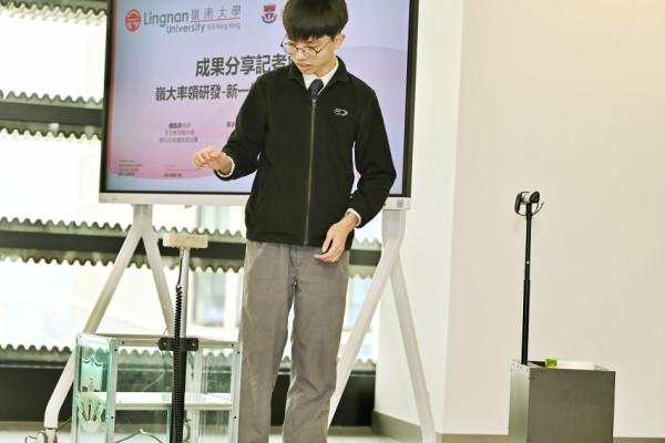 6B冼正示範第3代「免提追蹤買餸車」研發運用 AI 追蹤用戶手掌功能。